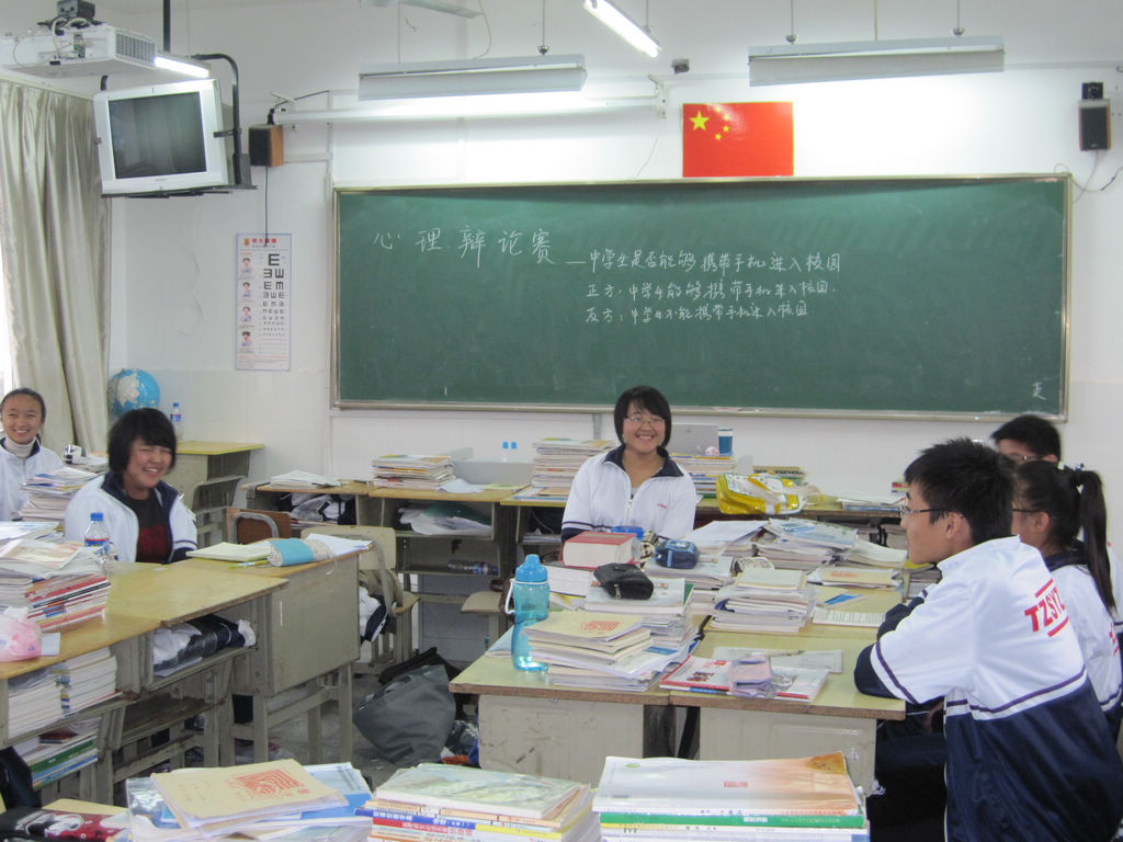 校馨心苑心理社團(tuán)舉行“中學(xué)生能否帶手機(jī)進(jìn)校園”辯論賽