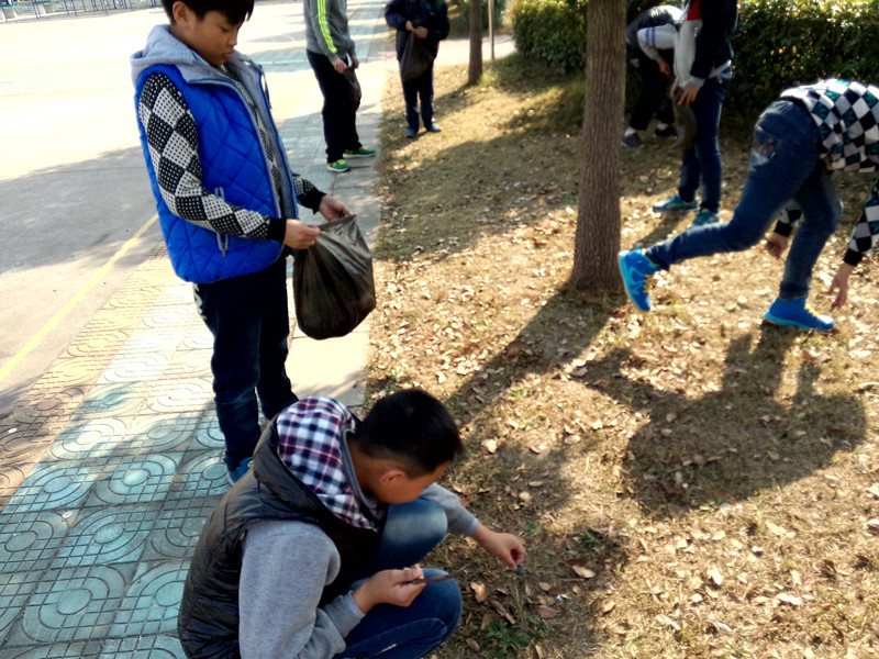 3月12日青年志愿者創(chuàng)綠色校園，樹文明新風(fēng)